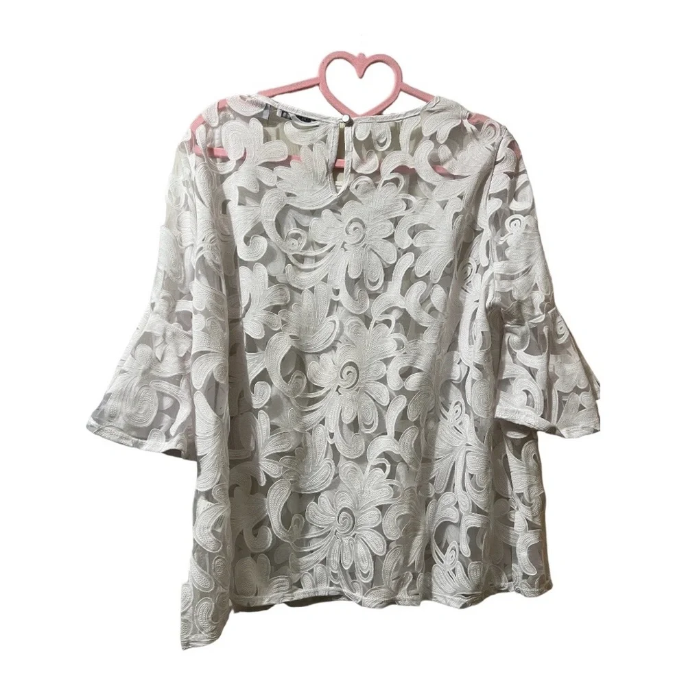 White flower pattern Top - Picture 2 of 2